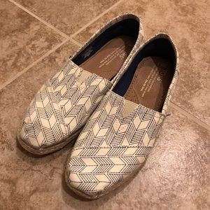 NWT Toms Pattern Slip-On - Size US6.5